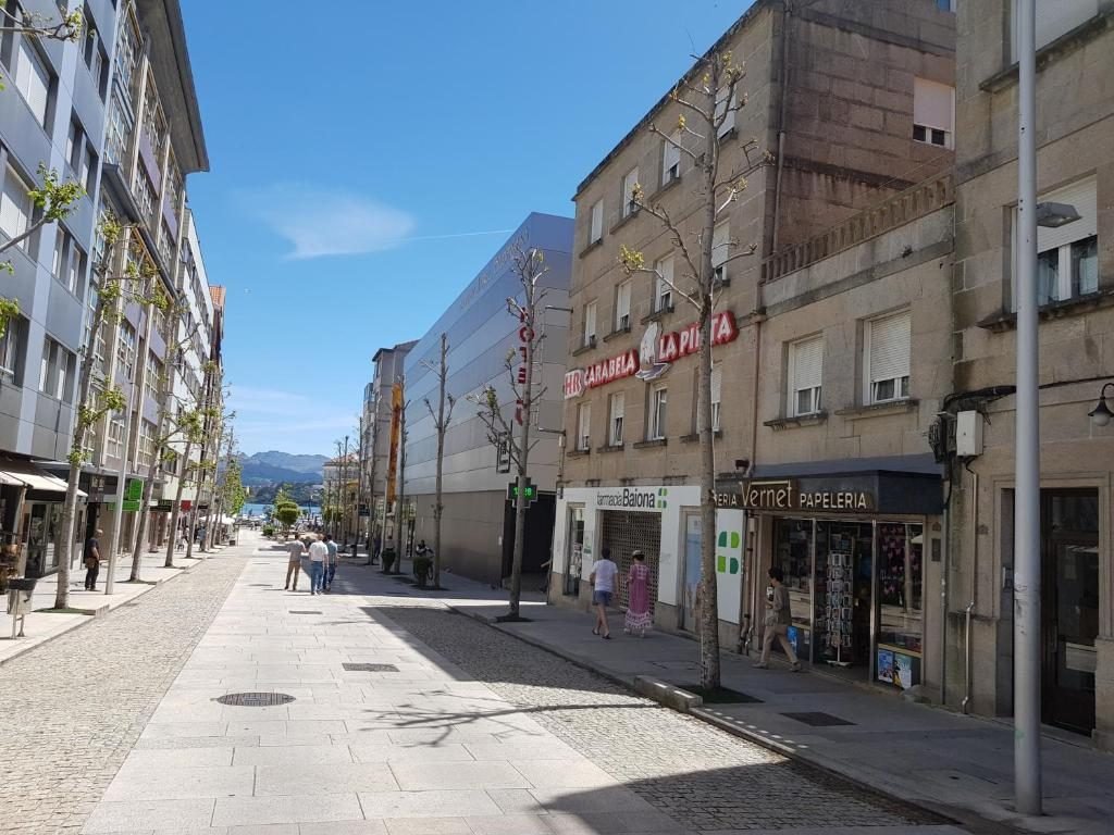 Calle peatonal del centro de Baiona junto al hostal